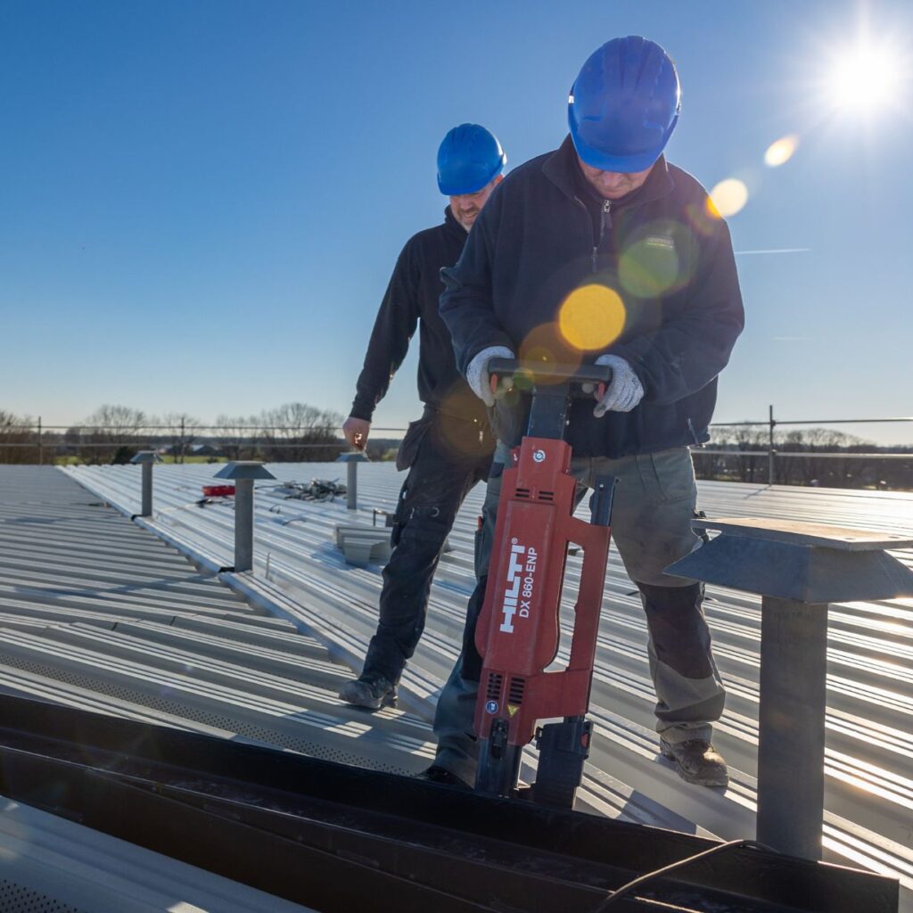 Mannen aan het werk op het Steeldeck van het nieuwbouwpand van Brabo Verpakking in Gilze